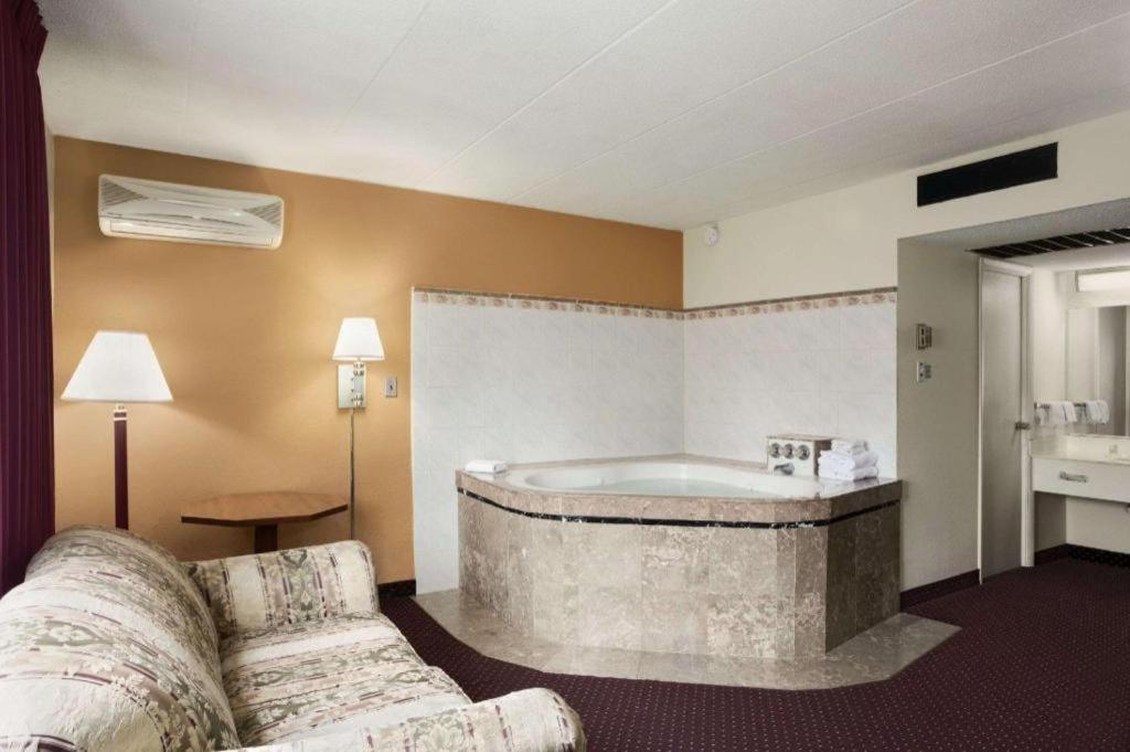 Ramadaby Wyndham Pittsburgh-New Stanton Otel Dış mekan fotoğraf